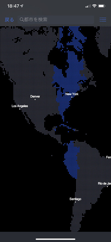 EQB-900はデュアルタイム対応。大きな時針・分針・秒針で現在位置時刻を表示し、小さな時針分針で特定都市の時刻を表示できます（逆にすることも可能）。その特定都市の指定もアプリから設定可能。マップを拡大縮小などして都市を探し、タップすれば完了なので、これまたとても簡単です。