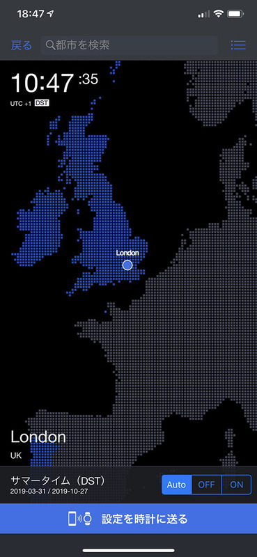 EQB-900はデュアルタイム対応。大きな時針・分針・秒針で現在位置時刻を表示し、小さな時針分針で特定都市の時刻を表示できます（逆にすることも可能）。その特定都市の指定もアプリから設定可能。マップを拡大縮小などして都市を探し、タップすれば完了なので、これまたとても簡単です。