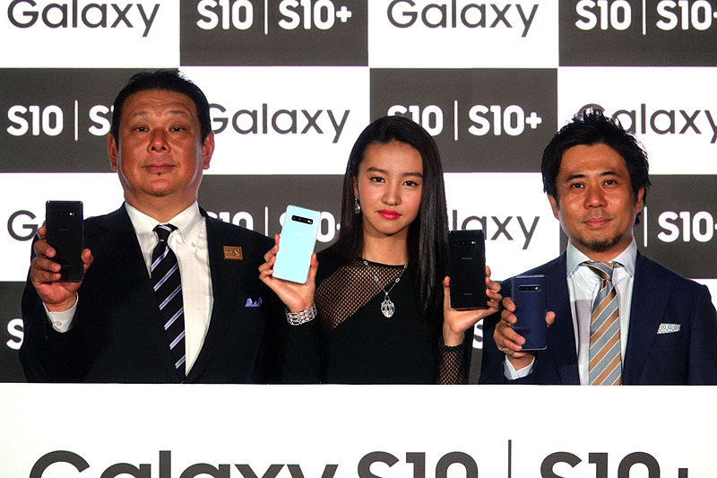 左からサムスン関本氏、モデルのKōki、フェイスブックの長谷川氏