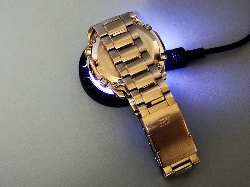 このように時計の文字盤を裏返して本体の上に載せるだけで充電が開始される