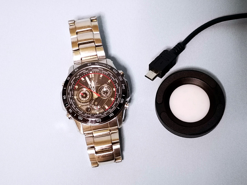 筆者の手持ち時計。1年以上引き出しにしまい込んだまま。これまでならば半日ほどベランダに放置するしかなかったが今回は室内で充電開始だ