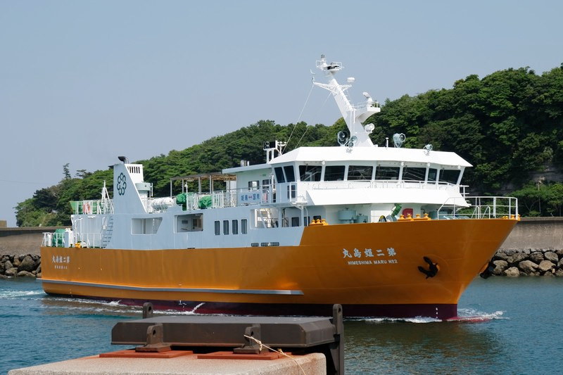 伊美港から1日12往復のフェリーが運行されている。写真は、2015年就航と新しい「第二姫島丸」