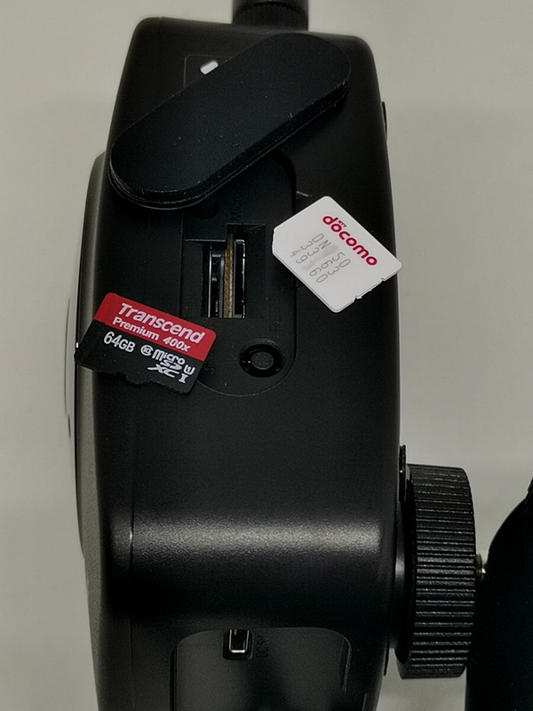 スマカメ2 LTEの側面にはmicroSDカードとSIMスロットが用意されている