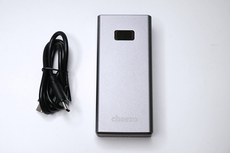 本体充電用にUSB Type-C to USB Type-Cケーブルが1本付属します