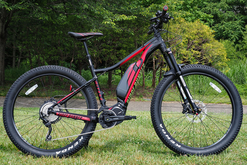 ミヤタ「RIDGE-RUNNER」。電動アシストコンポーネントとしてシマノの「STEPS E8080」（<a href="https://set.shimano.co.jp/steps/" class="strong bn" target="_blank">公式ページ</a>）を搭載したe-bikeです。シフト段数はリヤ10速×フロント1速で、ギアはフロント34T×リア11-42T。メーカー税別価格36万9000円。筆者のレビュー記事は、家電 Watchの「ミヤタの最新e-bike RIDGE-RUNNER がイロイロ凄いっ！」（<a href="https://kaden.watch.impress.co.jp/docs/column/free-labo/1118568.html" class="strong bn" target="_blank">関連記事</a>）や「ついにRIDGE-RUNNER納車！ e-bike生活がスタートして感じたこと」（<a href="https://kaden.watch.impress.co.jp/docs/column/free-labo/1124217.html" class="strong bn" target="_blank">関連記事</a>）に書きましたので、ぜひご一読ください。