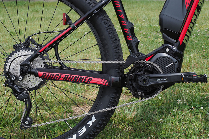 ミヤタ「RIDGE-RUNNER」。電動アシストコンポーネントとしてシマノの「STEPS E8080」（<a href="https://set.shimano.co.jp/steps/" class="strong bn" target="_blank">公式ページ</a>）を搭載したe-bikeです。シフト段数はリヤ10速×フロント1速で、ギアはフロント34T×リア11-42T。メーカー税別価格36万9000円。筆者のレビュー記事は、家電 Watchの「ミヤタの最新e-bike RIDGE-RUNNER がイロイロ凄いっ！」（<a href="https://kaden.watch.impress.co.jp/docs/column/free-labo/1118568.html" class="strong bn" target="_blank">関連記事</a>）や「ついにRIDGE-RUNNER納車！ e-bike生活がスタートして感じたこと」（<a href="https://kaden.watch.impress.co.jp/docs/column/free-labo/1124217.html" class="strong bn" target="_blank">関連記事</a>）に書きましたので、ぜひご一読ください。