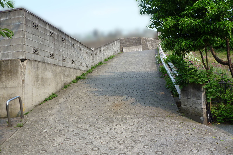 近場にある勾配約27％の激坂。普通の電動アシスト自転車でも上れないことはありませんが、立ち漕ぎが必要だったりします。RIDGE-RUNNERだと座ったまま上れます。