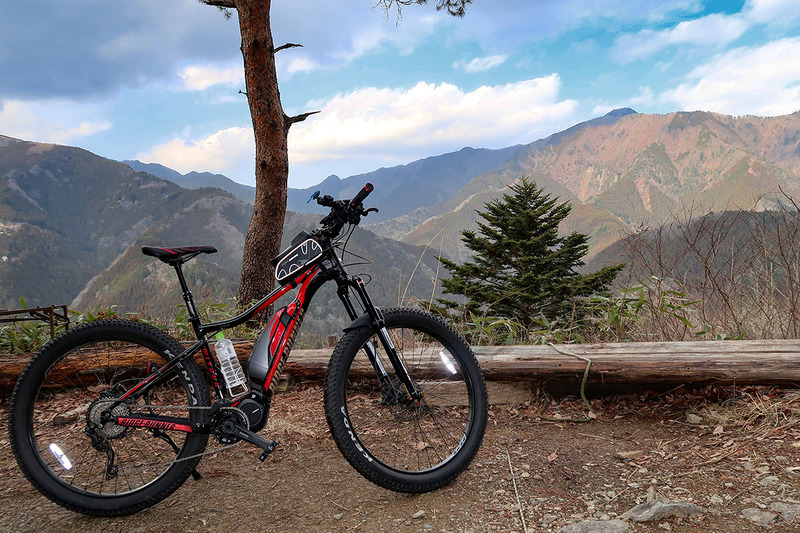 これは通称「時坂峠（とっさかとうげ）」。東京都内にある峠ですが、ロードバイクのライダーがよく訪れる場所です。晴れたりすると絶景。ある程度は自転車登坂に慣れていないと「キツい上り坂」となりますが、RIDGE-RUNNERだと風景をゆっくり堪能しつつ気楽に上れちゃいます。