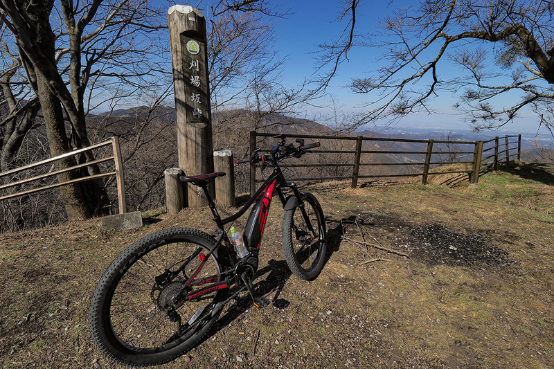 こちらは「刈場坂峠（かばさかとうげ・かりばさかとうげ）」。埼玉県にある峠で、ここも見晴らしがいいです。けっこう距離があり、勾配もそこそこある上り坂。RIDGE-RUNNERなら普通に進めちゃいます。