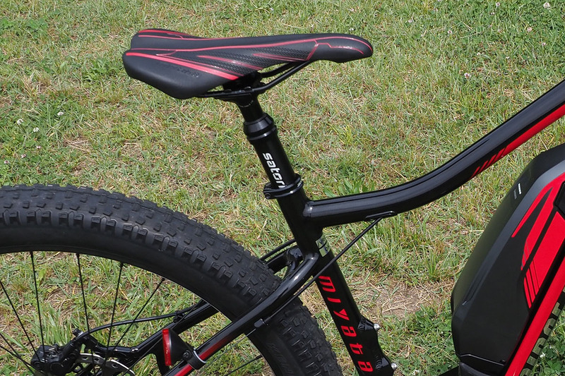 RIDGE-RUNNERの安楽でない部分は、まずバーハンドル。手首が不自然な方向を向くので、長時間そのままだと手首の痛みや痺れが出てきます。それからタイヤ。セミファットタイヤで乗り心地はイイんですが、ブロックタイヤなのでスピードの乗りが悪く、走行時の「ダーッ」というロードノイズもちょっと気になります。それからサドル。RIDGE-RUNNERのサドルはわりとコンフォートなタイプですが、それでもお尻パッド付きウェアを着たくなる程度はやや硬めのサドルです。