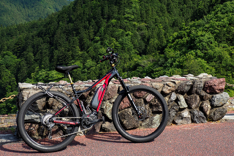 これが最近の筆者所有RIDGE-RUNNER。まずハンドルを「プロムナードハンドル（トレッキングハンドル）」に交換。ママチャリっぽいハンドルですが、これにより手首の痛みが完全に解消されました。ライディングポジションが少し起きたので、首の疲れも減りました。モノはAmazonで売られていた「カロイ Kalloy UNO AL-092ハンドル 25.4mm 580mm」で、2000円でした。