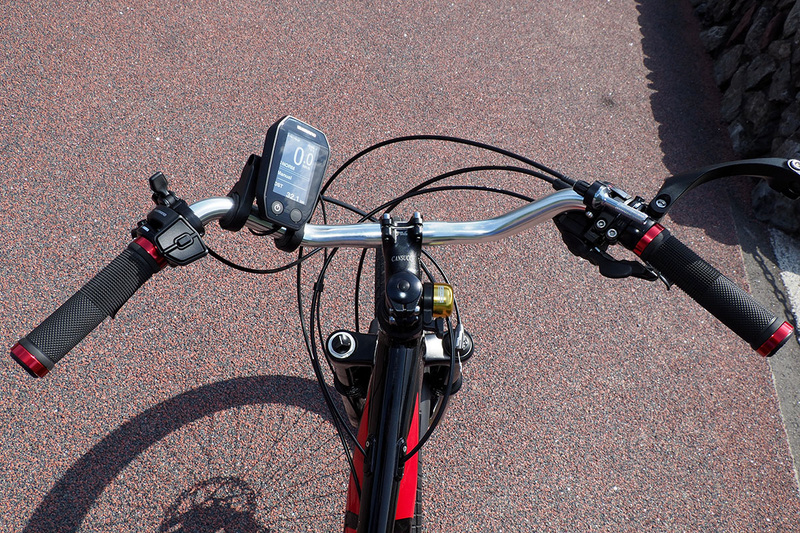 これが最近の筆者所有RIDGE-RUNNER。まずハンドルを「プロムナードハンドル（トレッキングハンドル）」に交換。ママチャリっぽいハンドルですが、これにより手首の痛みが完全に解消されました。ライディングポジションが少し起きたので、首の疲れも減りました。モノはAmazonで売られていた「カロイ Kalloy UNO AL-092ハンドル 25.4mm 580mm」で、2000円でした。