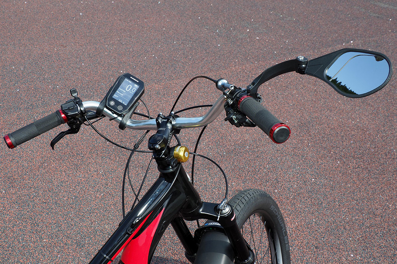 それからバックミラー。ハンドルに装着するタイプにしました。ミラーが大きめで、後方がよく見えて快適。モノはAmazonで売られていたHafny（ハフニー）ブランド品で、1750円でした。