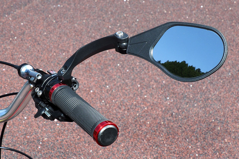 それからバックミラー。ハンドルに装着するタイプにしました。ミラーが大きめで、後方がよく見えて快適。モノはAmazonで売られていたHafny（ハフニー）ブランド品で、1750円でした。