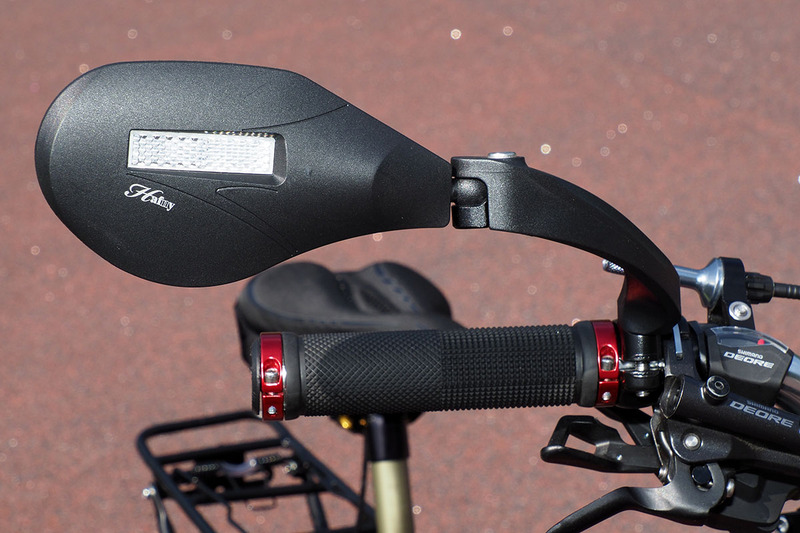 それからバックミラー。ハンドルに装着するタイプにしました。ミラーが大きめで、後方がよく見えて快適。モノはAmazonで売られていたHafny（ハフニー）ブランド品で、1750円でした。