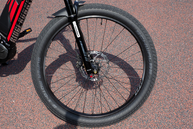 それからタイヤをブロックタイヤでない、舗装路走行を重視したものにしました。モノは、SCHWALBE（シュワルベ）の「Super Moto-X（スーパーモトエックス）/27.5×2.80（650B+）/ETRTO：70-584」。実勢価格は1本6000円くらい。RIDGE-RUNNERの乗り心地がさらに良くなり、静粛性が向上し、乗ったスピードが落ちにくくもなりました。