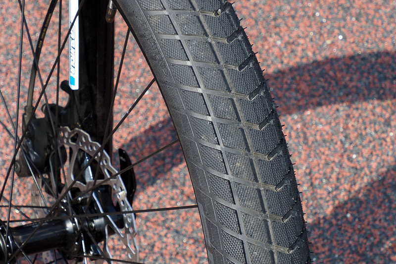 それからタイヤをブロックタイヤでない、舗装路走行を重視したものにしました。モノは、SCHWALBE（シュワルベ）の「Super Moto-X（スーパーモトエックス）/27.5×2.80（650B+）/ETRTO：70-584」。実勢価格は1本6000円くらい。RIDGE-RUNNERの乗り心地がさらに良くなり、静粛性が向上し、乗ったスピードが落ちにくくもなりました。