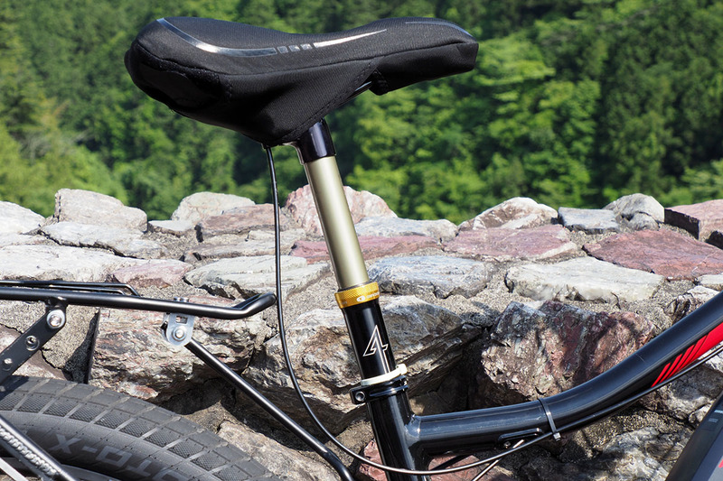 標準装備のドロッパーシートポストが壊れたので、8年前に買ったCRANK BROTHERS「joplin 4r」に交換。このドロッパーシートポストの筆者レビュー記事は<a href="https://k-tai.watch.impress.co.jp/docs/column/stapablog/440903.html" class="strong bn" target="_blank">コチラ</a>。また、お尻の痛みを防ぐサドルカバーを装着。Amazonで買ったFengNiaoブランドのサドルカバーなんですけど、これによりお尻パッド入りウェアが完全に不要に！　これ1380円で買ったんですけど、お尻も股間も痛くならないわサドルからズレないわでサイコー♪　予備を買おうかナ、くらい気に入っております。ともあれ、これにより普段着パンツでRIDGE-RUNNERに乗れるようになりました。