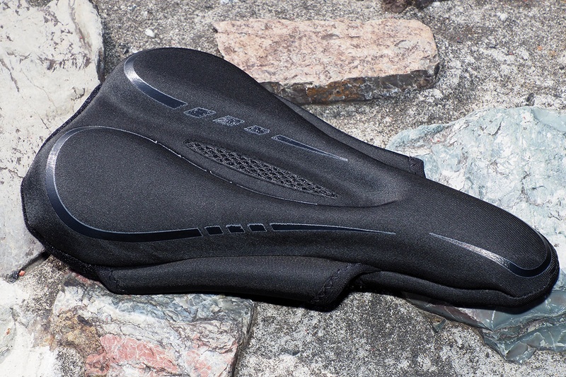 標準装備のドロッパーシートポストが壊れたので、8年前に買ったCRANK BROTHERS「joplin 4r」に交換。このドロッパーシートポストの筆者レビュー記事は<a href="https://k-tai.watch.impress.co.jp/docs/column/stapablog/440903.html" class="strong bn" target="_blank">コチラ</a>。また、お尻の痛みを防ぐサドルカバーを装着。Amazonで買ったFengNiaoブランドのサドルカバーなんですけど、これによりお尻パッド入りウェアが完全に不要に！　これ1380円で買ったんですけど、お尻も股間も痛くならないわサドルからズレないわでサイコー♪　予備を買おうかナ、くらい気に入っております。ともあれ、これにより普段着パンツでRIDGE-RUNNERに乗れるようになりました。