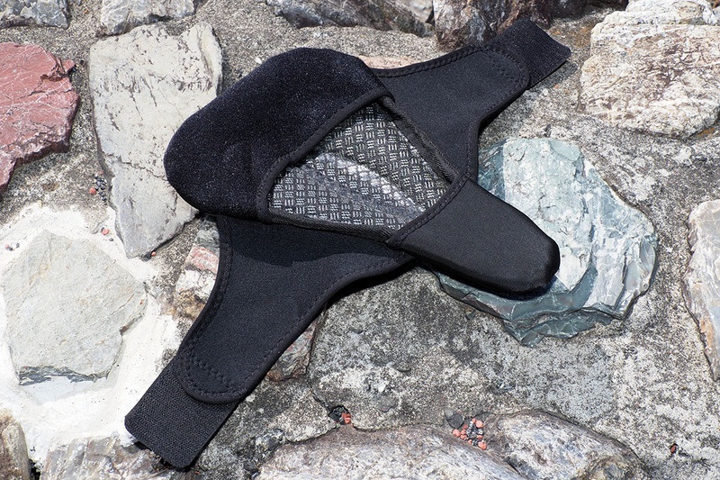 標準装備のドロッパーシートポストが壊れたので、8年前に買ったCRANK BROTHERS「joplin 4r」に交換。このドロッパーシートポストの筆者レビュー記事は<a href="https://k-tai.watch.impress.co.jp/docs/column/stapablog/440903.html" class="strong bn" target="_blank">コチラ</a>。また、お尻の痛みを防ぐサドルカバーを装着。Amazonで買ったFengNiaoブランドのサドルカバーなんですけど、これによりお尻パッド入りウェアが完全に不要に！　これ1380円で買ったんですけど、お尻も股間も痛くならないわサドルからズレないわでサイコー♪　予備を買おうかナ、くらい気に入っております。ともあれ、これにより普段着パンツでRIDGE-RUNNERに乗れるようになりました。