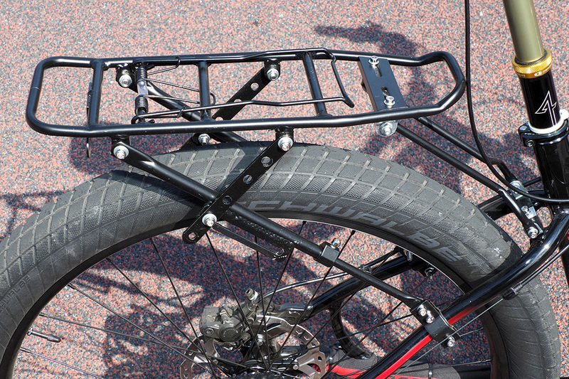 これから夏だしバックパック背負うの暑いし……ということで、リアキャリアを装着。荷台ですね。Amazonで買ったWINOMOブランド品で、2299円でした。付属金具によりシートステー部ダボ穴にネジ止めできた点が良く、かなり安定しています。荷物は全部リアキャリアに積載可能になりました。