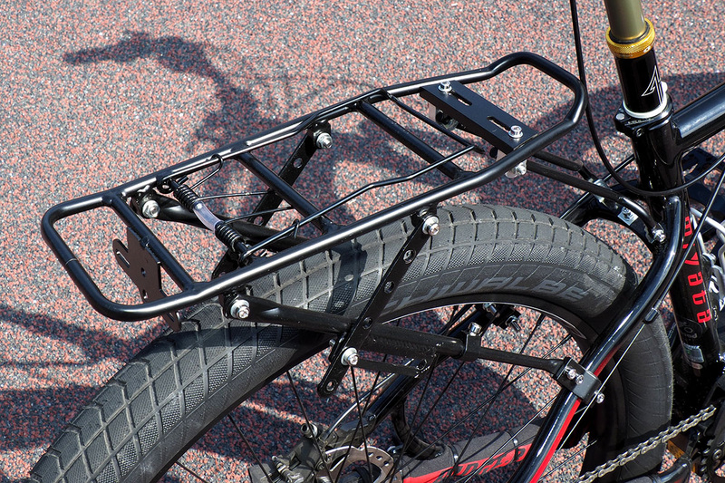 これから夏だしバックパック背負うの暑いし……ということで、リアキャリアを装着。荷台ですね。Amazonで買ったWINOMOブランド品で、2299円でした。付属金具によりシートステー部ダボ穴にネジ止めできた点が良く、かなり安定しています。荷物は全部リアキャリアに積載可能になりました。