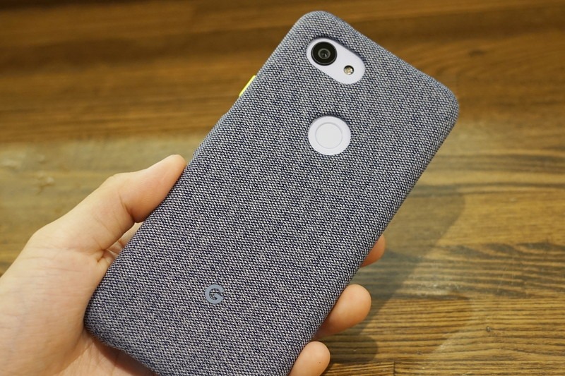 額縁を切り詰めまくったスマホに慣れてしまったせいか、少し上下のベゼルが残っているのが気になってしまう。慣れとは恐ろしいものだ