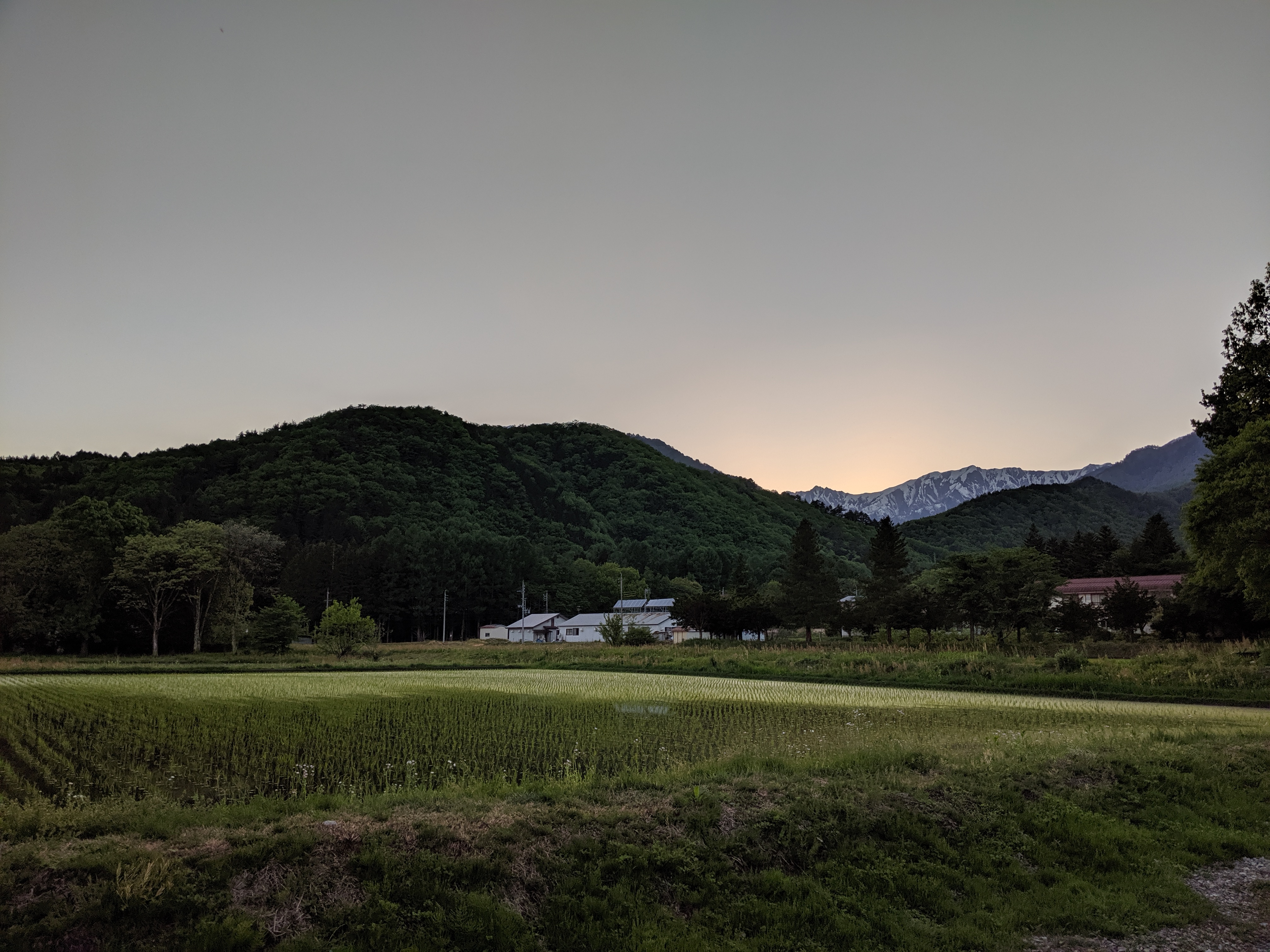 光の少ない夕暮れ時にPixel 3aで撮った写真。夕焼けを淡いグラデーションで描画し、背景の高山の雪渓も黒つぶれせずに収めている（4032×3022ドット、リンク先は無加工）