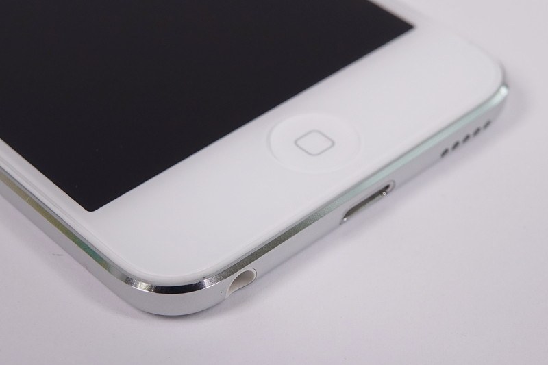 ホームボタンとイヤホンジャック