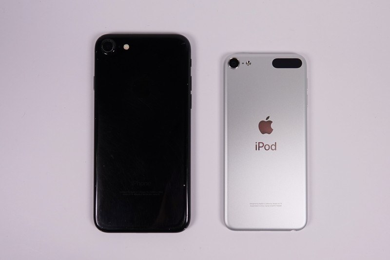 左から、iPhone 7、iPod touch