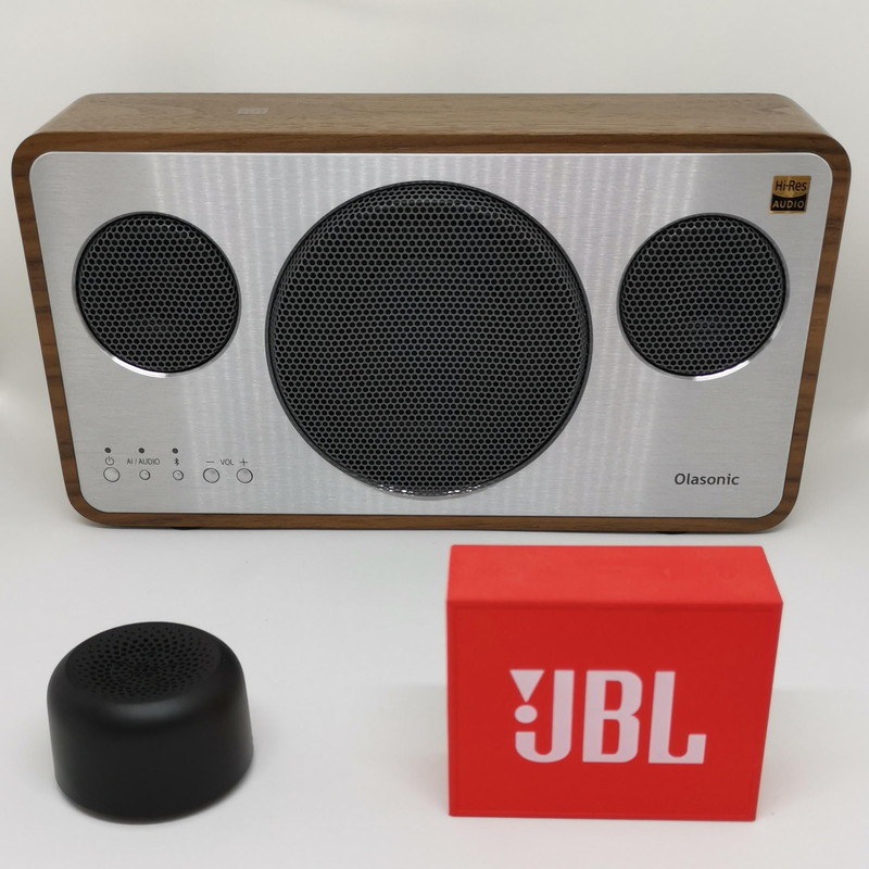 筆者が日常愛用しているBluetoothスピーカーの一部。自室で聴くときは後ろ側のOlsonic、デザインで買ったJBL、そして格段に小さい携帯用のSoundcore Ace A0