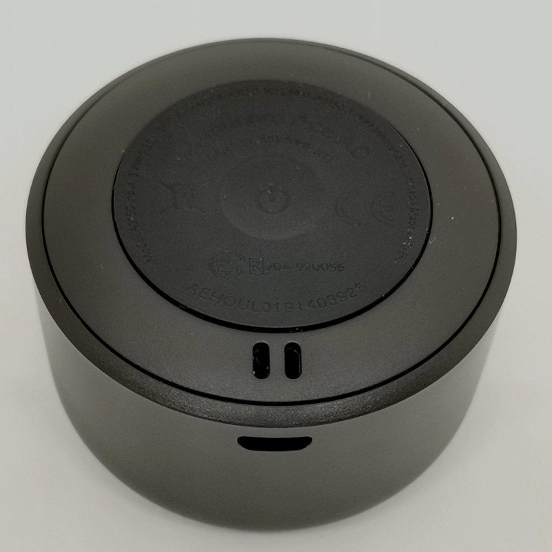 底面中央にはパワーオンオフボタン（一時停止・曲送り操作指示兼用）