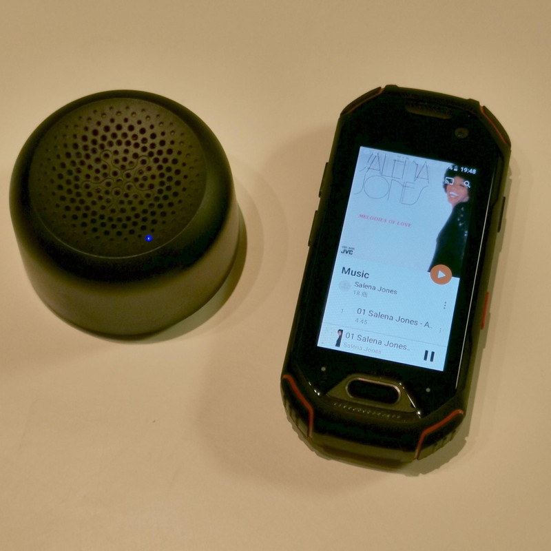 世界最小クラスのSoundcore Ace A0と同じく小さなスマホ”unihertz ATOM”