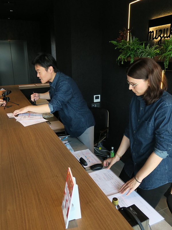 チェックインフロントを訪ね、宿泊者情報などを登録。スタッフは日本語と英語での対応が可能