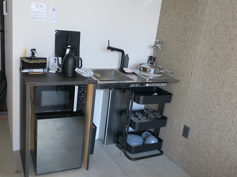部屋には簡易キッチンが備えられていた。冷蔵庫や電子レンジ、湯沸しポット、食器なども用意されている