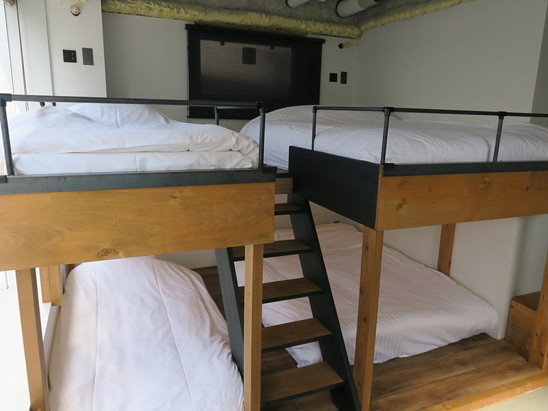 2段ベッドが2つ設置されている。それぞれの場所には前述のマルチタイプのコンセントも備える