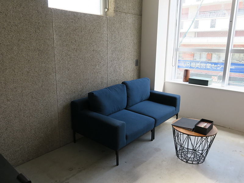 部屋にはソファとテーブルも用意されている。陽当たりはかなり良い