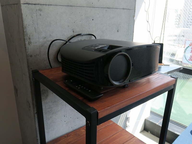 部屋にテレビはないが、プロジェクターが用意されている。スクリーンに投影して、お客さんのスマートフォンで動画コンテンツを楽しむことを想定している