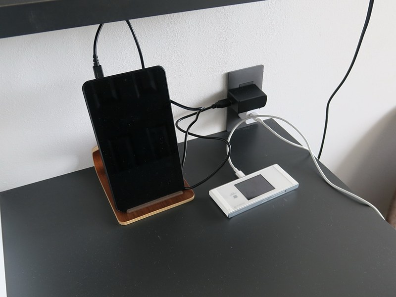 各部屋にはタブレットとモバイルWi-Fiルーターが備えられている。モバイルWi-Fiルーターは持ち出しも可能