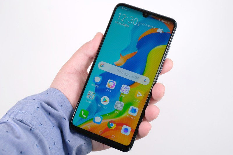 水滴型ノッチを採用した今時のスマホらしいデザイン
