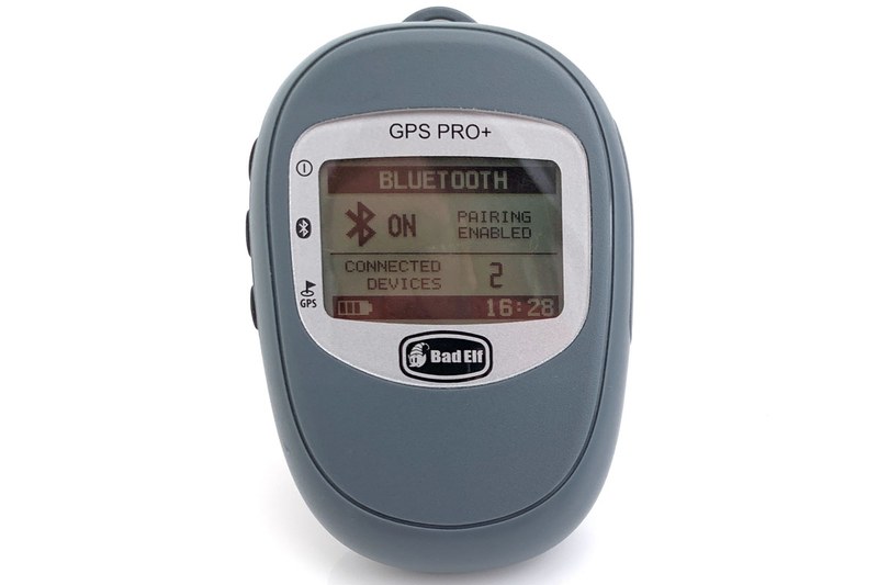 Bad ElfのGPS PRO+（型番：BE-2300-GPS）。ポケットサイズのGPSロガーで、サイズは縦76.5×横61.5×厚さ17.5mm、質量は90gです。GNSS（Global Navigation Satellite System； 全球測位衛星システム）レシーバーとしては、GPSとGLONASSに対応（66チャンネル）。精度2.5mで、高度・速度・気温・湿度なども計測可能です。USB充電で、24時間以上の連続使用・200時間以上のログ記録が可能。IPX4の防水性能（あらゆる方向からの飛まつによる有害な影響がない/防まつ形）があります。スマートフォンやPCとのBluetooth接続に対応しているのも大きな特徴。メーカー直販価格は299.99米ドル。