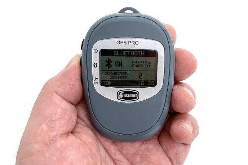 Bad ElfのGPS PRO+（型番：BE-2300-GPS）。ポケットサイズのGPSロガーで、サイズは縦76.5×横61.5×厚さ17.5mm、質量は90gです。GNSS（Global Navigation Satellite System； 全球測位衛星システム）レシーバーとしては、GPSとGLONASSに対応（66チャンネル）。精度2.5mで、高度・速度・気温・湿度なども計測可能です。USB充電で、24時間以上の連続使用・200時間以上のログ記録が可能。IPX4の防水性能（あらゆる方向からの飛まつによる有害な影響がない/防まつ形）があります。スマートフォンやPCとのBluetooth接続に対応しているのも大きな特徴。メーカー直販価格は299.99米ドル。