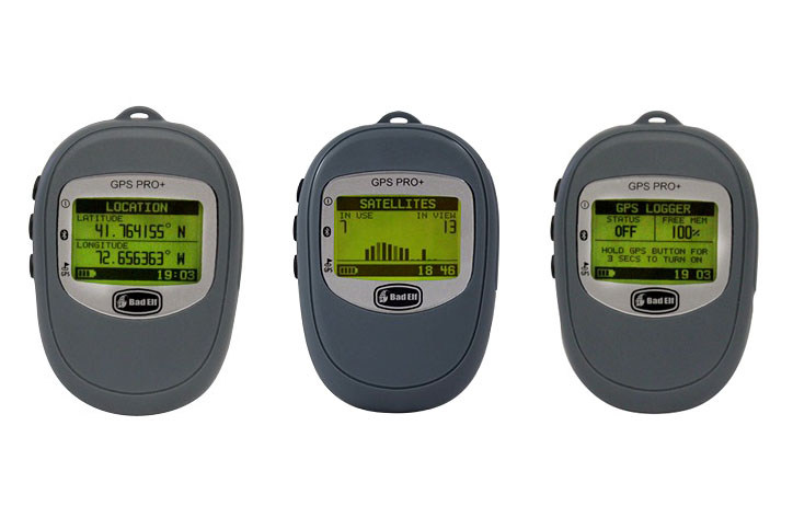 本体には液晶画面（128×96ドット表示）があり、測位データなどが表示されます。現在位置の緯度・経度数値表示、補足中の衛星数や電波強度、GPSログの状態、移動速度や高度など、気圧や気温など、それから現在の測位精度などが表示されます。なお、ボタンは左に見える3つだけで、背面には充電/通信用のmini USBポートがあります。