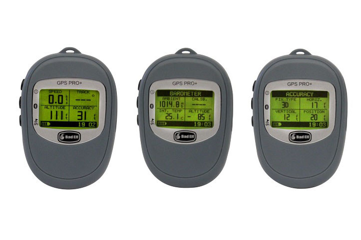 本体には液晶画面（128×96ドット表示）があり、測位データなどが表示されます。現在位置の緯度・経度数値表示、補足中の衛星数や電波強度、GPSログの状態、移動速度や高度など、気圧や気温など、それから現在の測位精度などが表示されます。なお、ボタンは左に見える3つだけで、背面には充電/通信用のmini USBポートがあります。