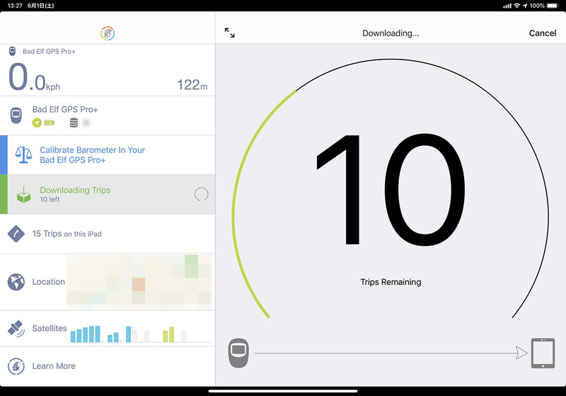 専用アプリを使いGPS PRO+からiPadへとGPSログを転送している様子。Bluetooth経由なので転送にはちょっと時間がかかります。転送後のGPSログはGPS PRO+本体から消すことも残すことも可能。