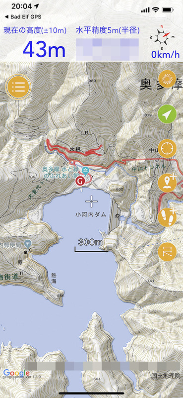 専用アプリからマップ系アプリにGPSログデータを共有して表示した様子。左はiPad用のスーパー地形アプリでの表示、右はiPhoneでジオグラフィカアプリで表示させた様子です。アプリによっては、GPS PRO+が生成したGPSログデータを表示できないこともあります。