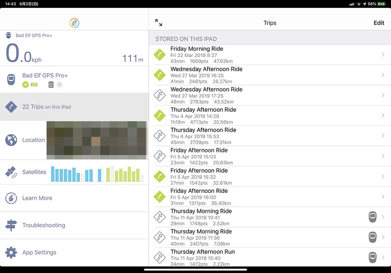 GPS PRO+から転送したGPSログは個々に管理・閲覧することができます。GPSログを軌跡としてマップ上に表示したり、速度や高度などのグラフと同時に表示することが可能。左のメニュー表示を閉じてマップとグラフを広く表示したり、マップのみ全画面表示にすることもできます。マップはiOS純正のマップアプリのもので、航空写真地図も表示できます。