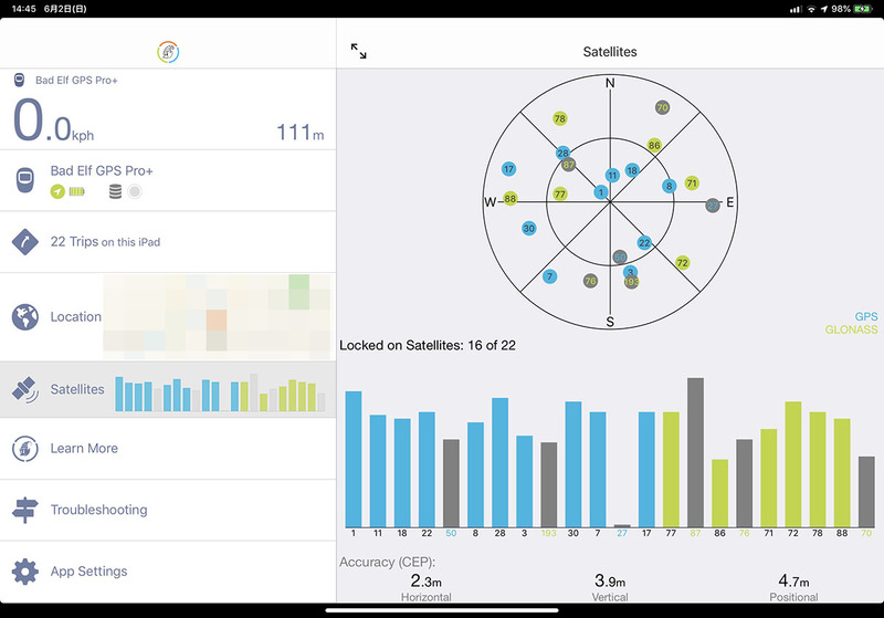 左は現在のGPS/GLONASSの電波捕捉状況。刻々と変わる捕捉状況は見ているとミョーに楽しいです。右はBad Elf製品カタログ。見ているとミョーに欲しくなります。