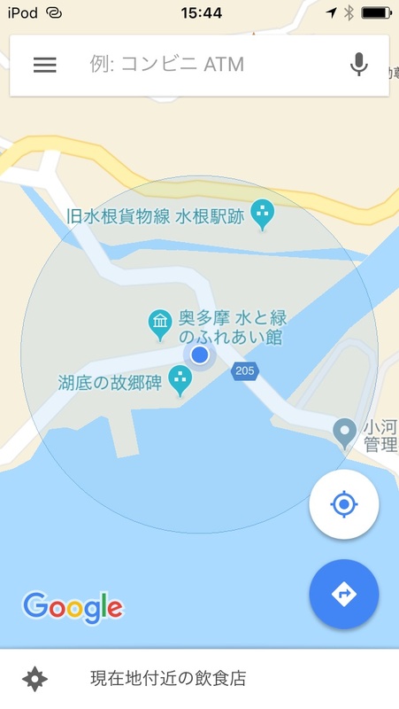 こちらはiPod touch（第5世代）をiPhone XS MaxでテザリングしてGoogleマップを閲覧した様子。上と同じ場所です。右がそのiPod touchにGPS PRO+をBluetooth接続した状態ですが、やはり現在位置表示精度が高まりました。水色の円が二重にあるのが謎ですが……筆者が何かミスをしているのかもしれません。