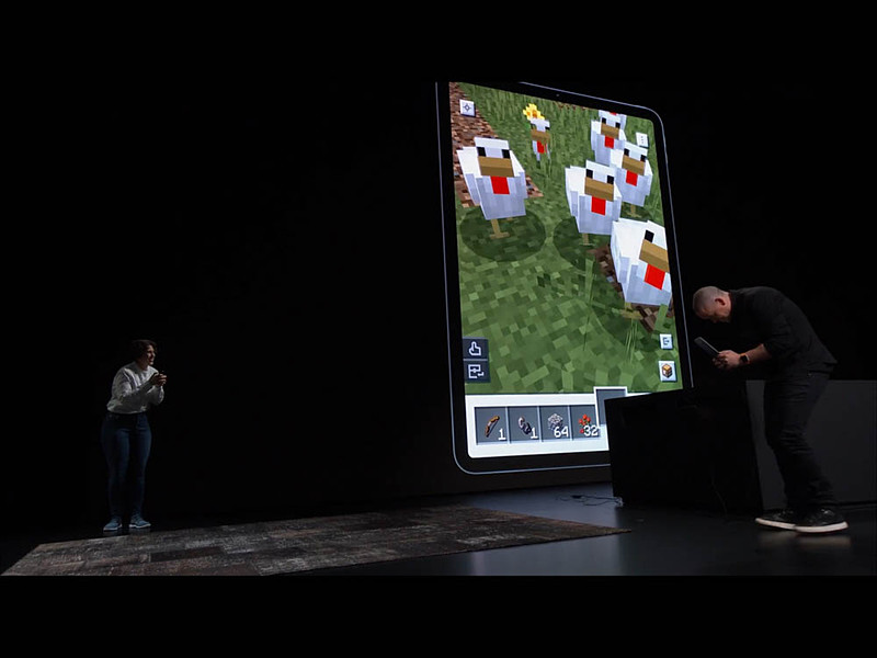 右のプレーヤーが仮想ニワトリと戯れているが、ステージ上には何もない（真っ黒な床面だとAR認識できないためか、模様のあるカーペットが敷いてある）